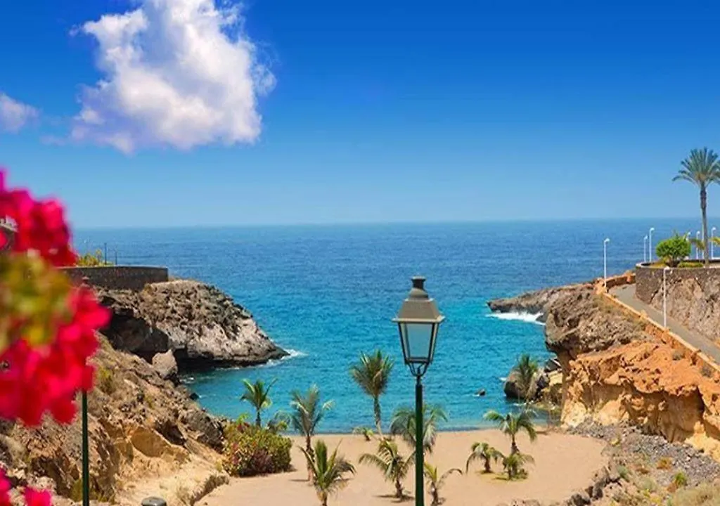 Premium Paradise Stay - Balcony Sea & Pool Views - Top Rated location
